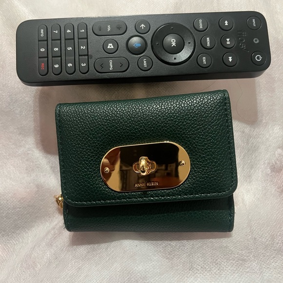 Green Wallet with Gold Accent - Picture 6 of 6
